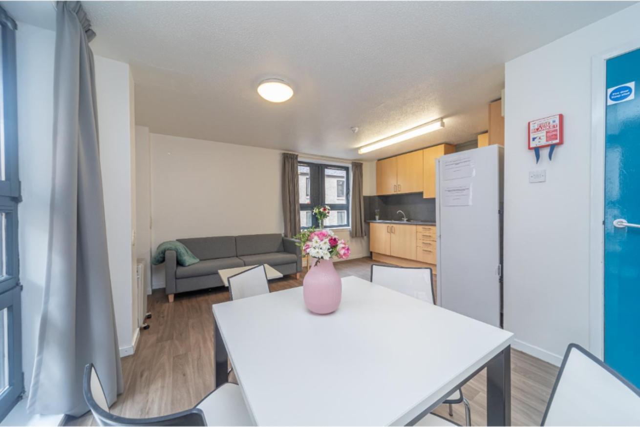 Appartamento Joivy Affordable 3,4,5 And 12 Bed Private Flats Next To Royal Mile (Adults Only) Edimburgo Esterno foto